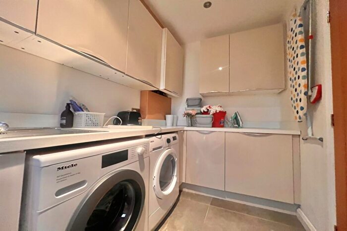 6 Bedroom Detached House To Rent In Austin Drive, Manchester, M20