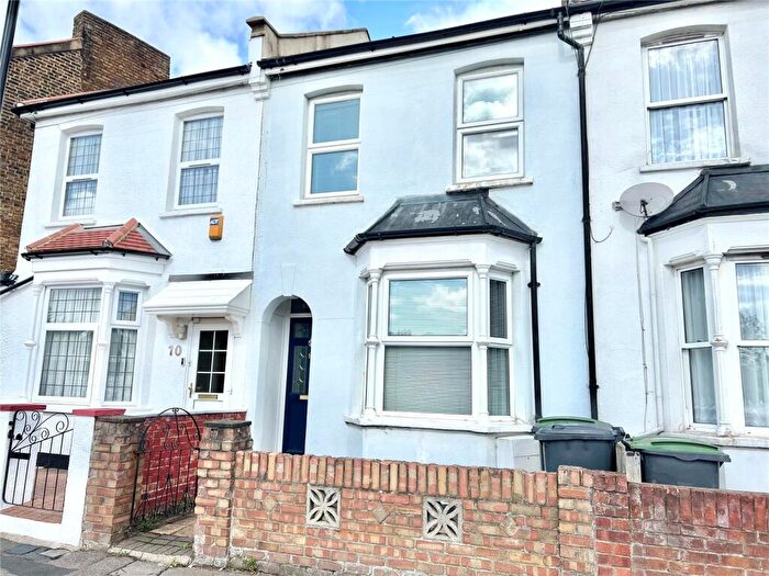 3 Bedroom Terraced House For Sale In Palace Road, London, N11