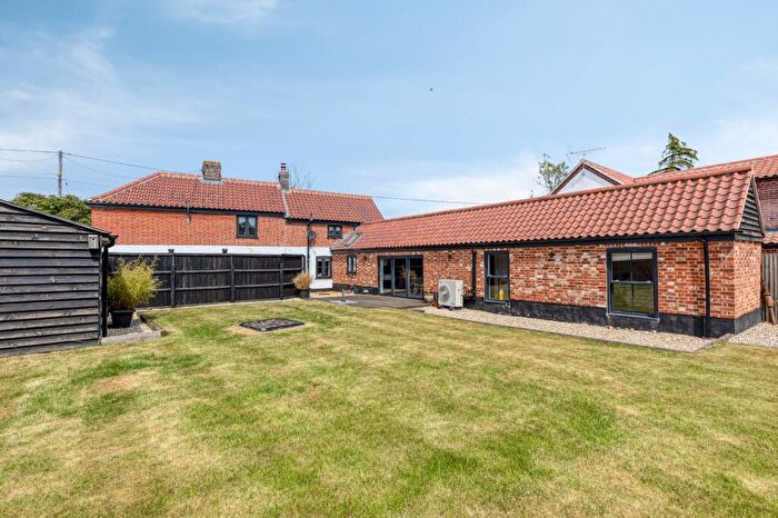 4 Bedroom Detached House For Sale In Charming Bedroom Cottage In Stanfield, NR20