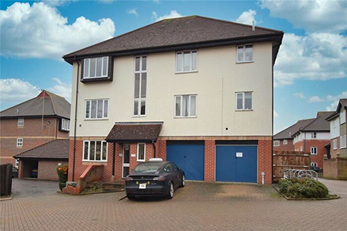 2 Bedroom Flat For Sale In Nicholsons Grove, Colchester, Essex, CO1