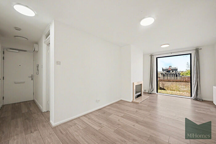 1 Bedroom Flat For Sale In Somercoates Close, Barnet, EN4