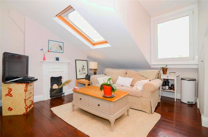 1 Bedroom Flat To Rent In Garfield Road, Twickenham, Middlesex, TW1