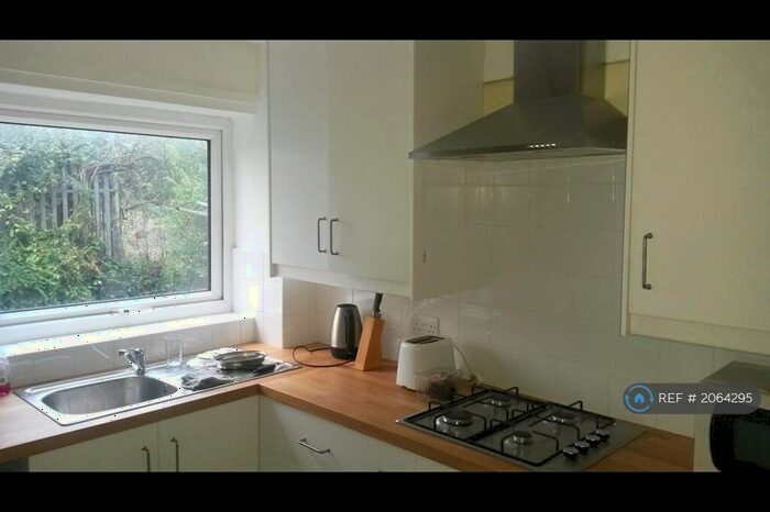 2 Bedroom Flat To Rent In Welton Grove, Leeds, LS6