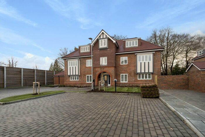 2 Bedroom Apartment To Rent In Albright Gardens, Walton-On-Thames, KT12