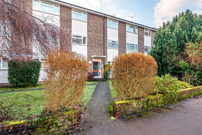 2 Bedroom Flat For Sale In Lovelace Gardens, Surbiton, KT6