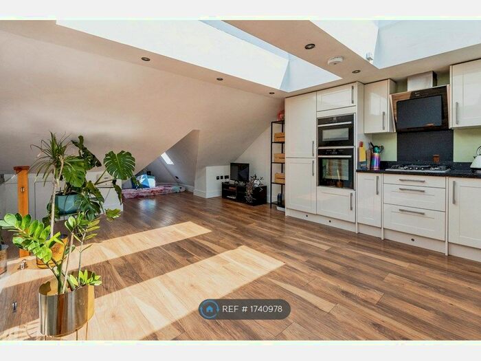 3 Bedroom Flat To Rent In Carlingford Road, London, N15