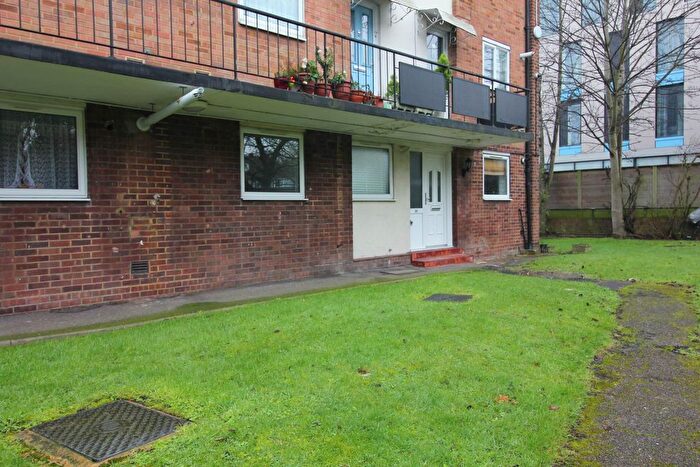 2 Bedroom Flat To Rent In Sefton Court, Jersey Road, TW3