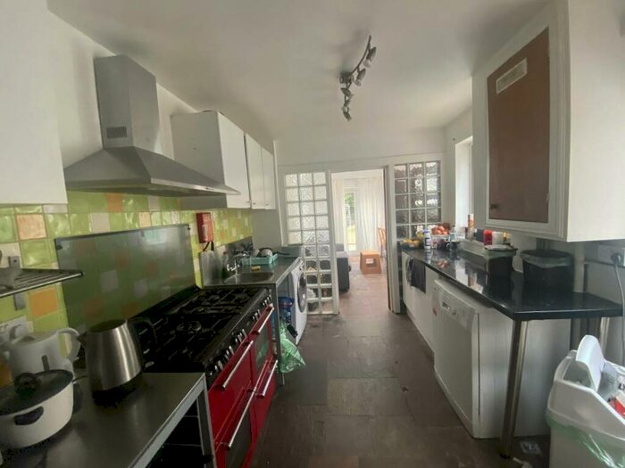 6 Bedroom Terraced House To Rent In Strathnairn Street, Roath, CF24