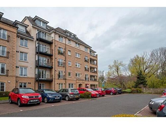 3 Bedroom Flat To Rent In Powderhall Rigg, Edinburgh, EH7