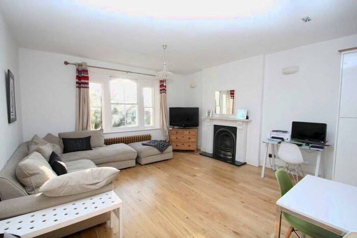2 Bedroom Flat To Rent In West Hill Road, London, SW18
