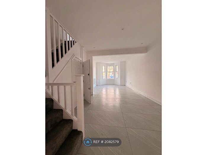 3 Bedroom Semi-Detached House To Rent In Woodkands Park, London, N15