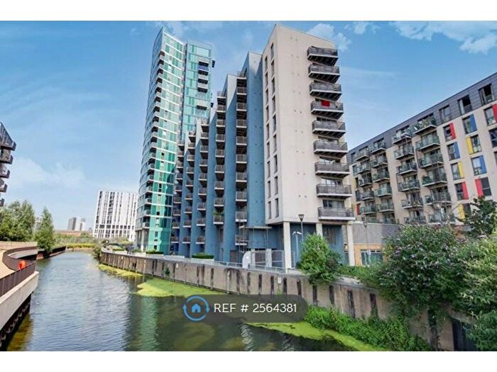 Studio To Rent In High Street, Stratford, E15