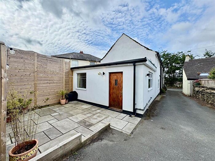 2 Bedroom End Of Terrace House For Sale In Highgate Lane, Lepton, Huddersfield, HD8