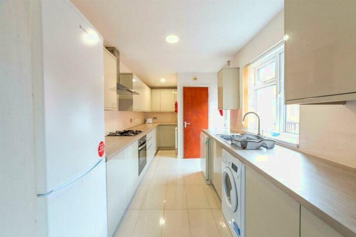 6 Bedroom Maisonette To Rent In £pppw - Doncaster Road, Sandyford, NE2