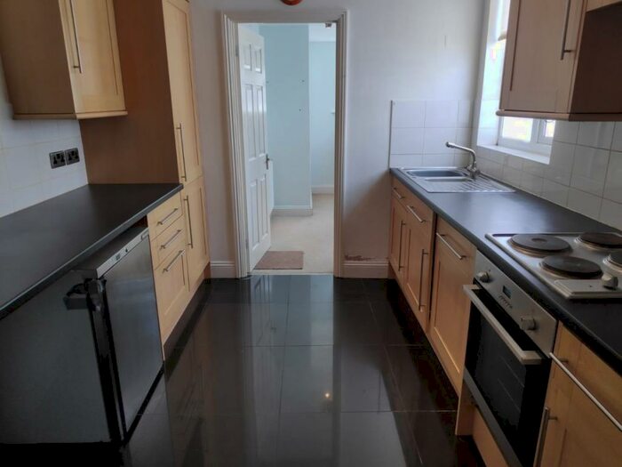 2 Bedroom Flat To Rent In Brighton Road, Lower Kingswood, KT20