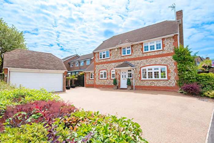 4 Bedroom Detached House For Sale In Throgmorton Road, Yateley, Hampshire, GU46