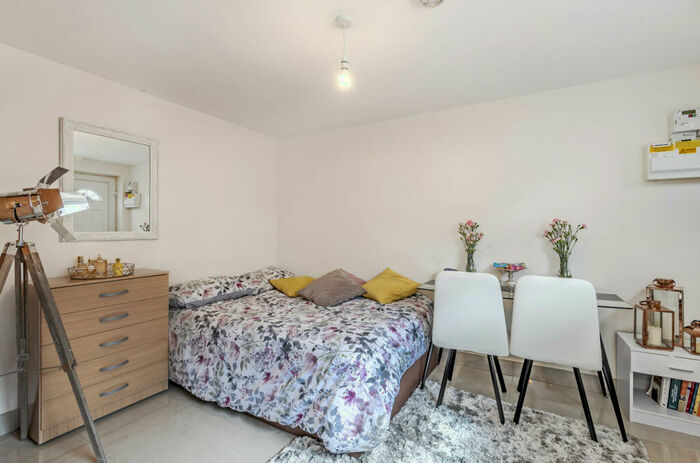 Studio To Rent In Greyhound Hill, London, NW4