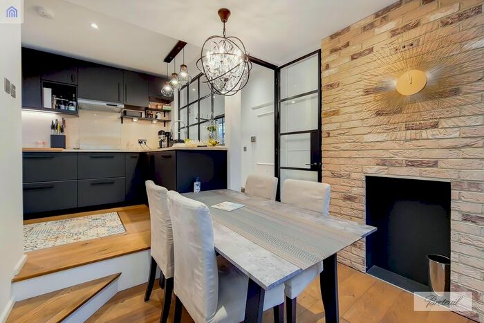 3 Bedroom Flat To Rent In Broughton Road, London, SW6