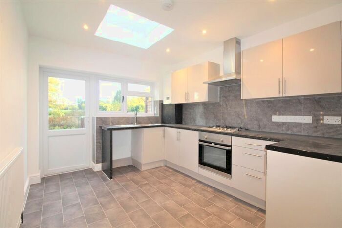 2 Bedroom Property To Rent In Broomstick Hall Road, Waltham Abbey, EN9