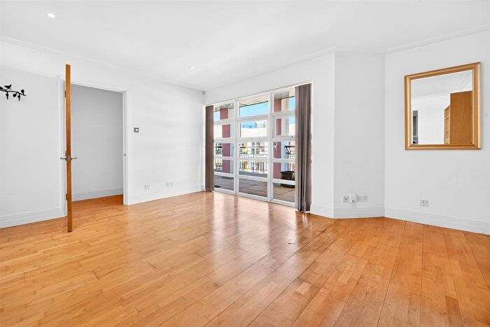 2 Bedroom Flat For Sale In Drayton Park, Islington, N5