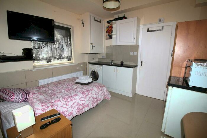 Flat To Rent In Beechcroft Avenue, London, NW11