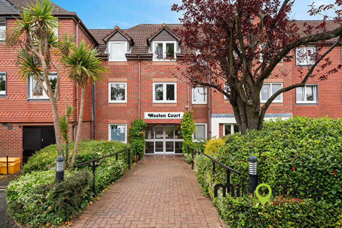 2 Bedroom Flat For Sale In Farnham Close, London, N20