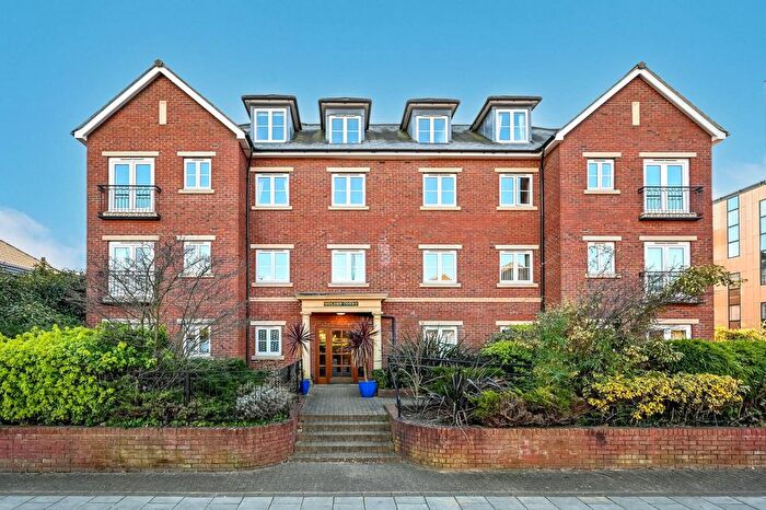 2 Bedroom Flat For Sale In Golden Court, Isleworth, TW7