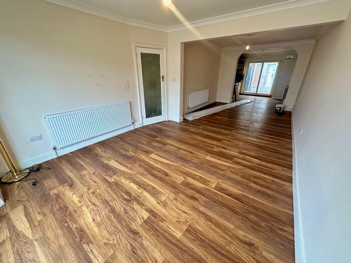 5 Bedroom Semi-Detached House To Rent In Springwell Road, Hounslow, TW5