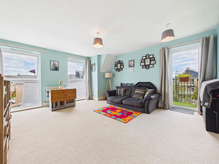 2 Bedroom Flat For Sale In Watercress Way, Northfleet, DA11