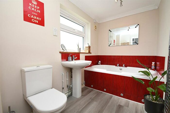 3 Bedroom Semi-Detached House For Sale In Waveney Road, Ipswich, IP1