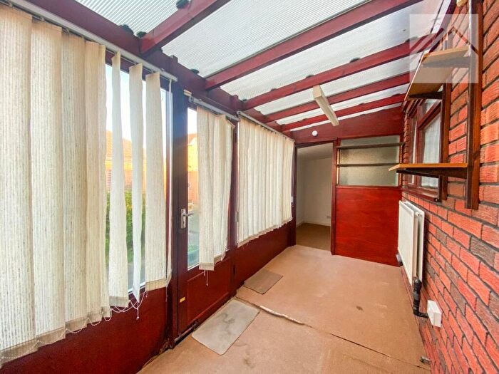 2 Bedroom Bungalow For Sale In Waarem Avenue, Canvey Island, SS8