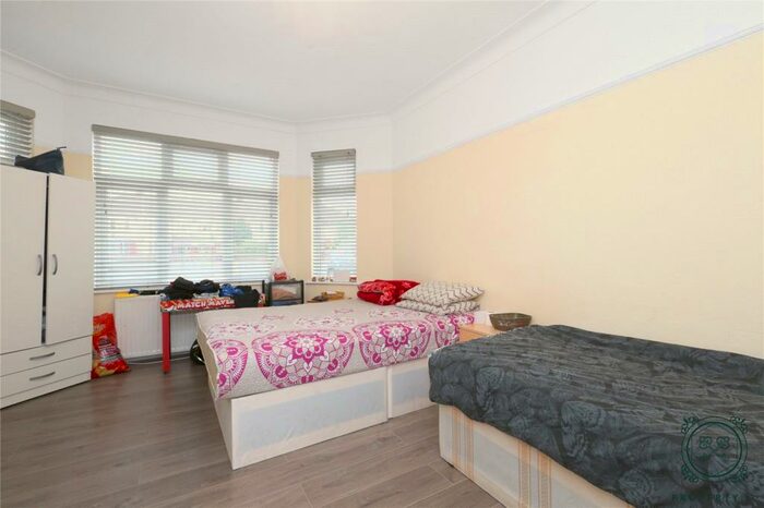3 Bedroom Apartment To Rent In North Circular Road, London, N13