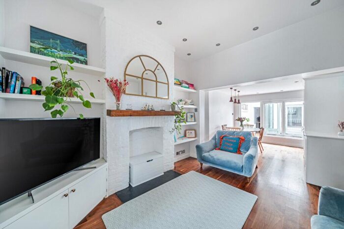 3 Bedroom Flat For Sale In Shuttleworth Road, London, SW11