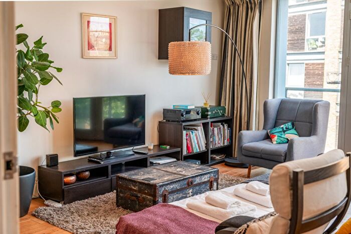 2 Bedroom Flat To Rent In Battersea Park Road, London, SW11