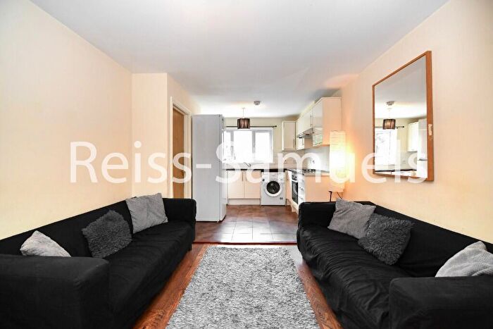 3 Bedroom Apartment To Rent In Ambassador Square, Canary Wharf, Isle Of Dogs, London, E14
