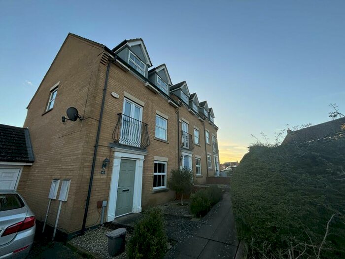 4 Bedroom Town House To Rent In Romulus Close, Wootton, Northampton, NN4