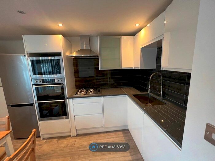 2 Bedroom Flat To Rent In Printers Yard, London SW19