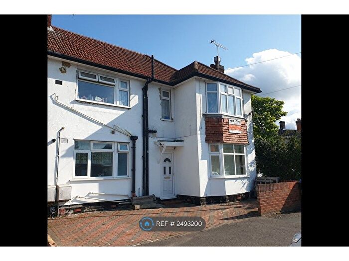 3 Bedroom Flat To Rent In Eve Road, Woking, GU21