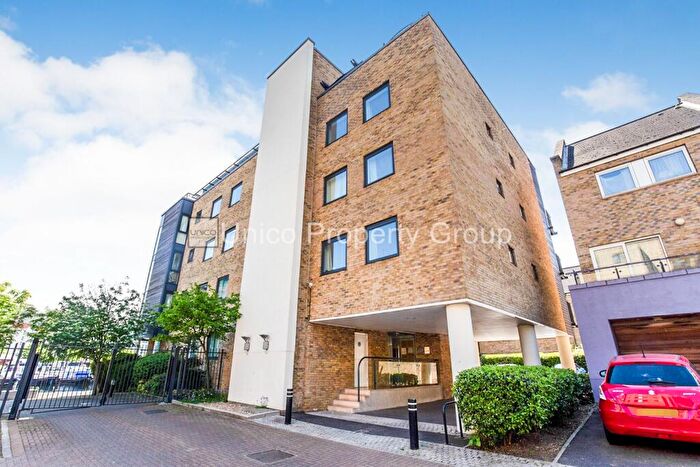 2 Bedroom Apartment To Rent In Boardwalk Place, London, E14