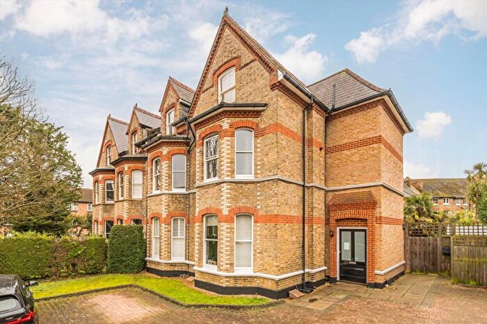 1 Bedroom Flat For Sale In Surbiton Hill Park, Surbiton, KT5
