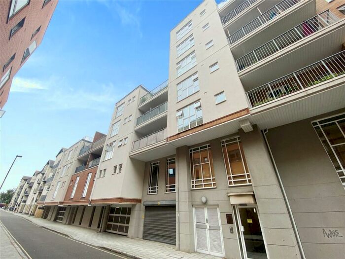 2 Bedroom Flat To Rent In Lower Canal Walk, Southampton, Hampshire, SO14