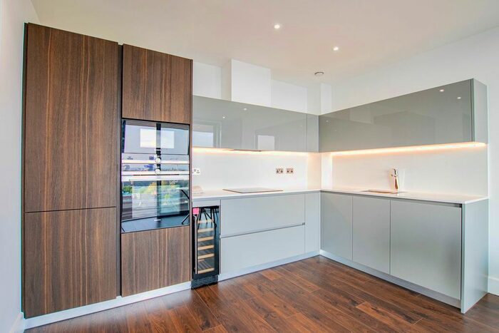 1 Bedroom Flat To Rent In Piazza Walk, London, E1