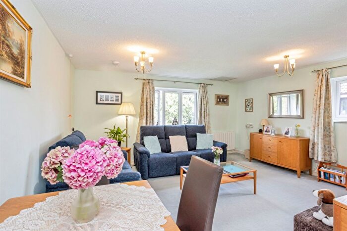 1 Bedroom Flat For Sale In Palmer Avenue, Bushey, WD23