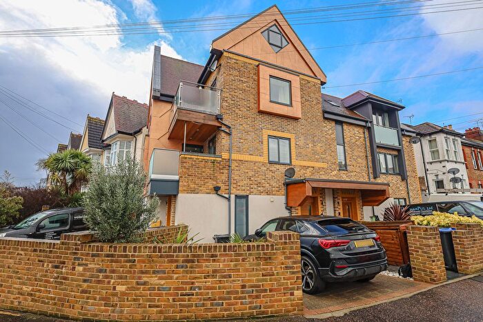2 Bedroom Flat For Sale In Elm Road, Leigh-On-Sea, SS9
