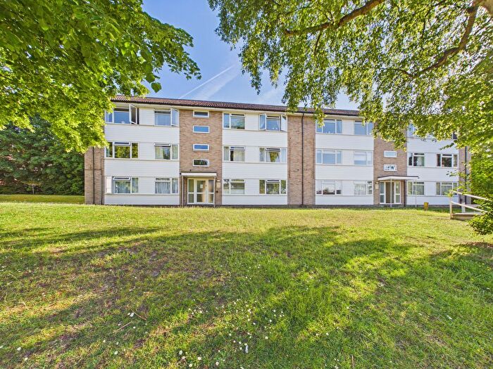 2 Bedroom Flat For Sale In Tupwood Lane, Caterham, CR3