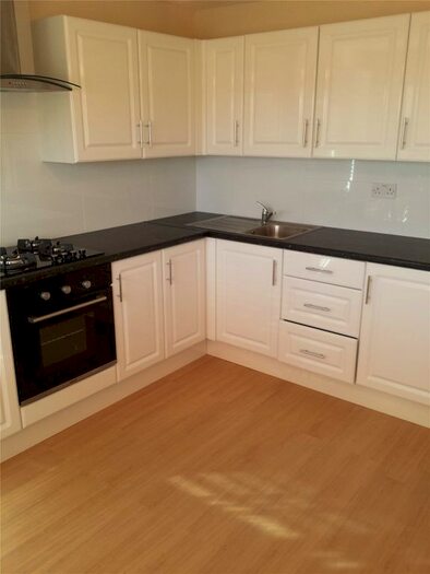 2 Bedroom Flat To Rent In Rogers Walk, London, N12