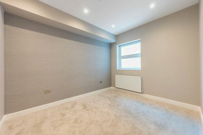 2 Bedroom Flat To Rent In Prout Grove, Neasden, London, NW10