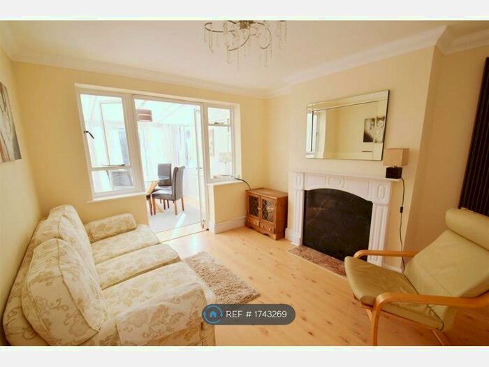 2 Bedroom Flat To Rent In Dudley Close, Tilehurst, Reading, RG31