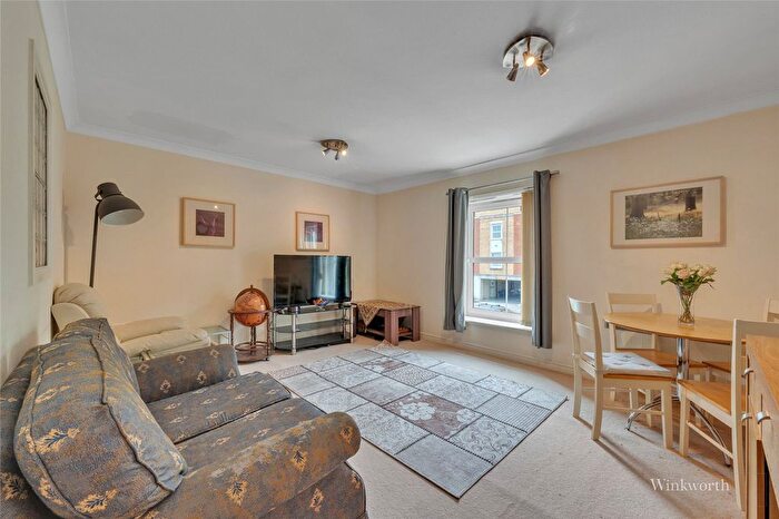 2 Bedroom Flat To Rent In Compton Court, Crowder Close, North Finchley, London, N12