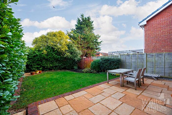 3 Bedroom Detached House For Sale In Kingsford Close, Woodley, Reading, Berkshire, RG5